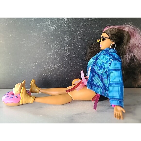 Mattel Malibu Barbie Doll 2019 - Picture 4 of 10